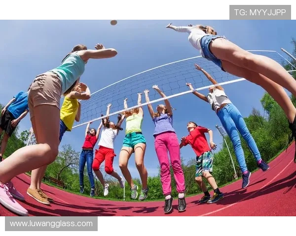 奥科吉倒地拒绝邓罗援手展现坚韧对抗精神场上如敌人